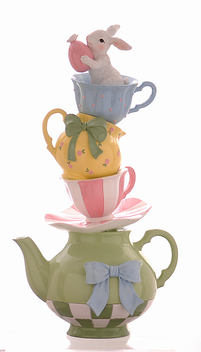 coniglio su torre di tazze da tè e teiera colorate