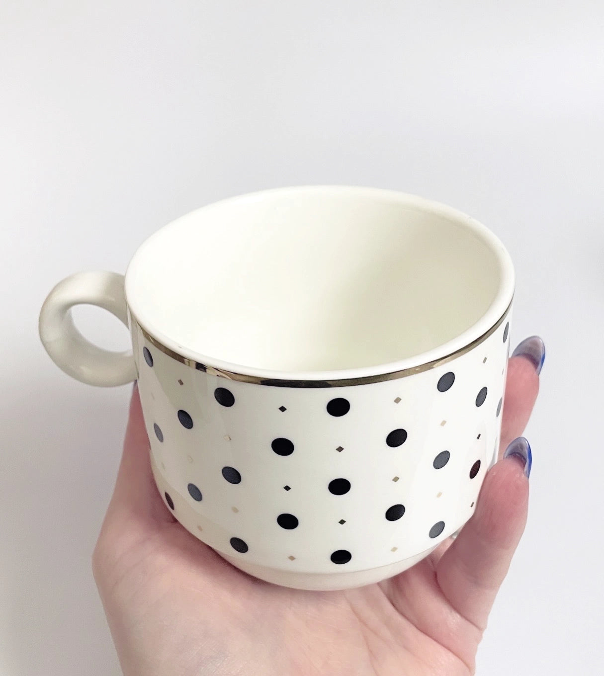 tazza ceramica bianca e nera pois
