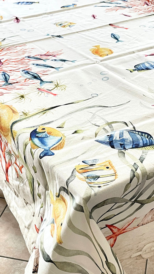 tovaglia con pesci e coralli colorati