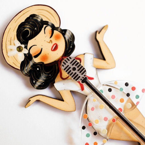 dettaglio spilla pin up artigianale grafica vintage