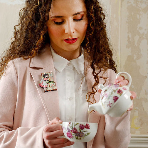 dettaglio spilla vintage pin up su giacca