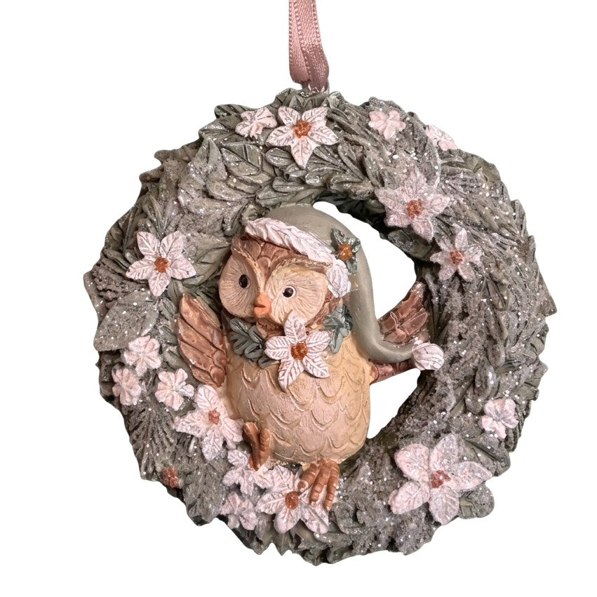Corona natalizia con gufetto in resina, cappello grigio, fiori bianchi e foglie glitterate, addobbo con nastro rosa