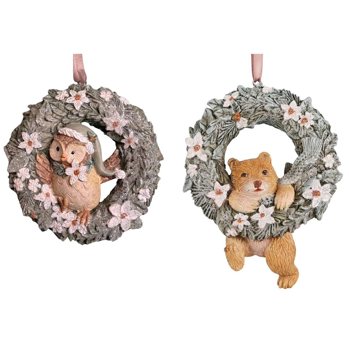 Due corone natalizie decorative, una con gufetto e una con orsetto, tra fiori bianchi e foglie verde grigio glitterate