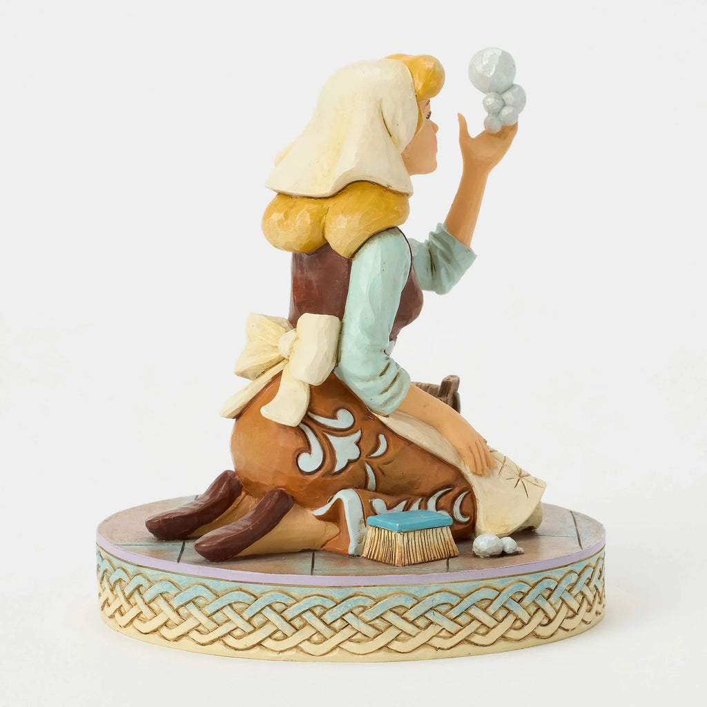 statua disney cenerentola che pulisce