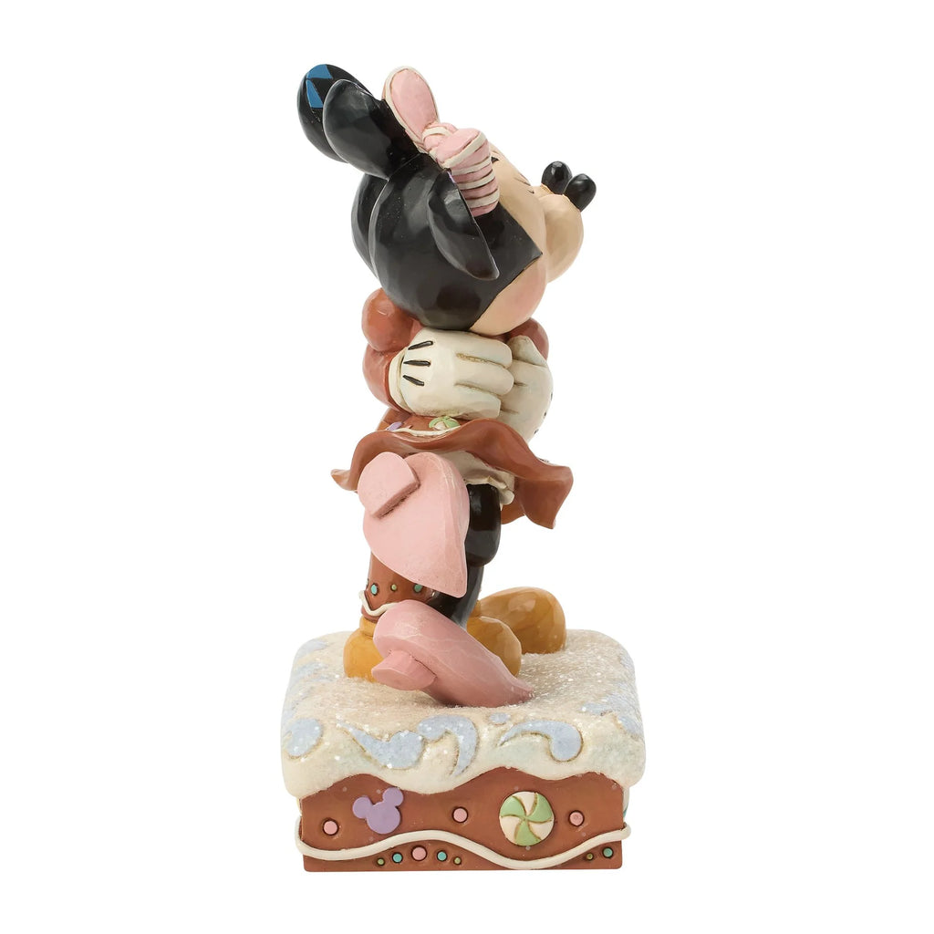 Vista laterale opposta: Minnie con fiocco rosa abbracciata a Topolino, scarpine rosa e base di pan di zenzero con caramelle verdi e sagome di Topolino