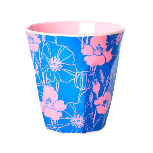Tazza in melamina blu con fiori rosa