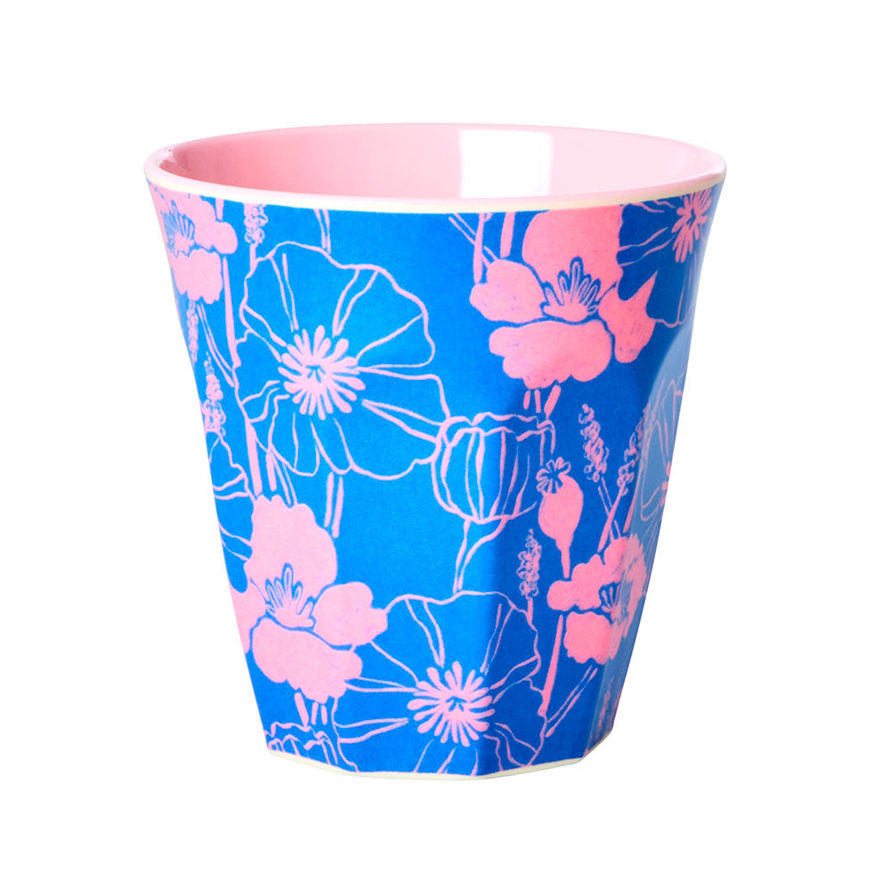 Tazza in melamina blu con fiori rosa