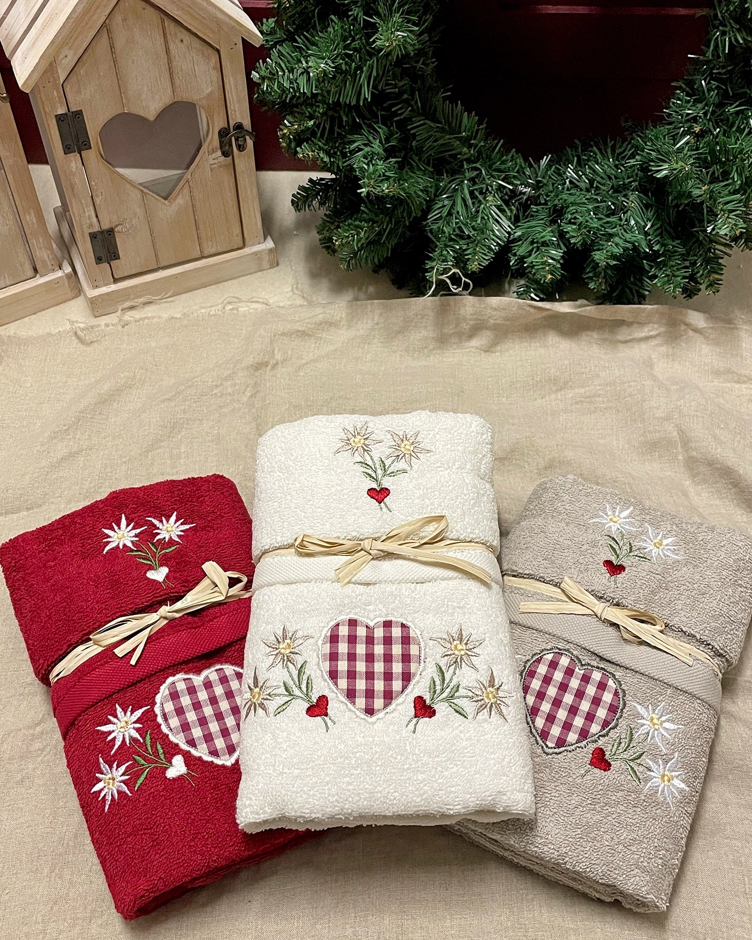 Set Asciugamani Tirolo Bordeaux - Ricamo Chalet - 100% Cotone Made in Italy Set Asciugamani Tirolo Bordeaux - Ricamo Chalet - 100% Cotone Made in Italy