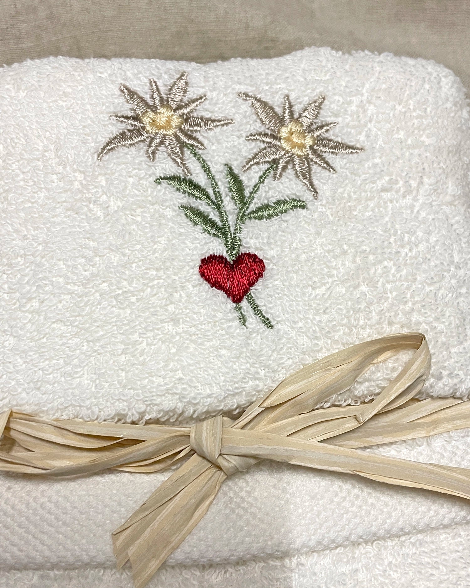 dettaglio stella alpina ricamata 