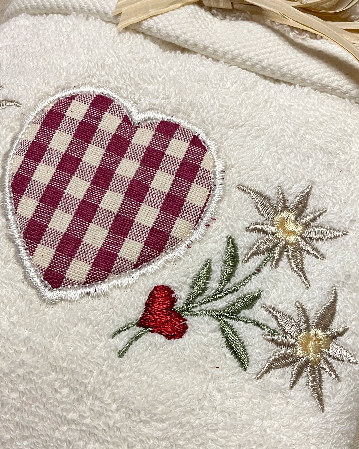 dettaglio asciugamano panna cuore e stella alpina ricamo