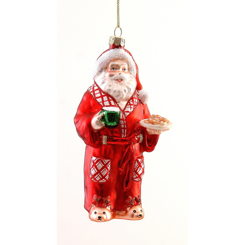 Addobbo di vetro Babbo Natale in vestaglia rossa a quadretti con cappuccio, tazza verde di latte in una mano e piattino di biscotti nell'altra