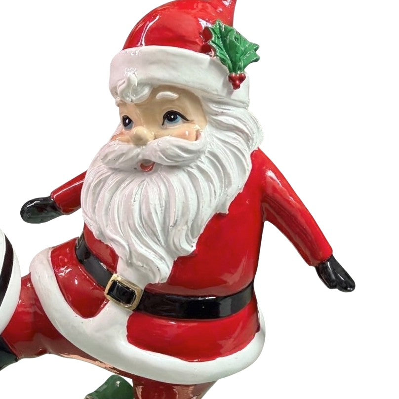 Dettaglio del viso di Babbo Natale in poliresina, con barba bianca, occhi azzurri, cappello con agrifoglio e cintura nera