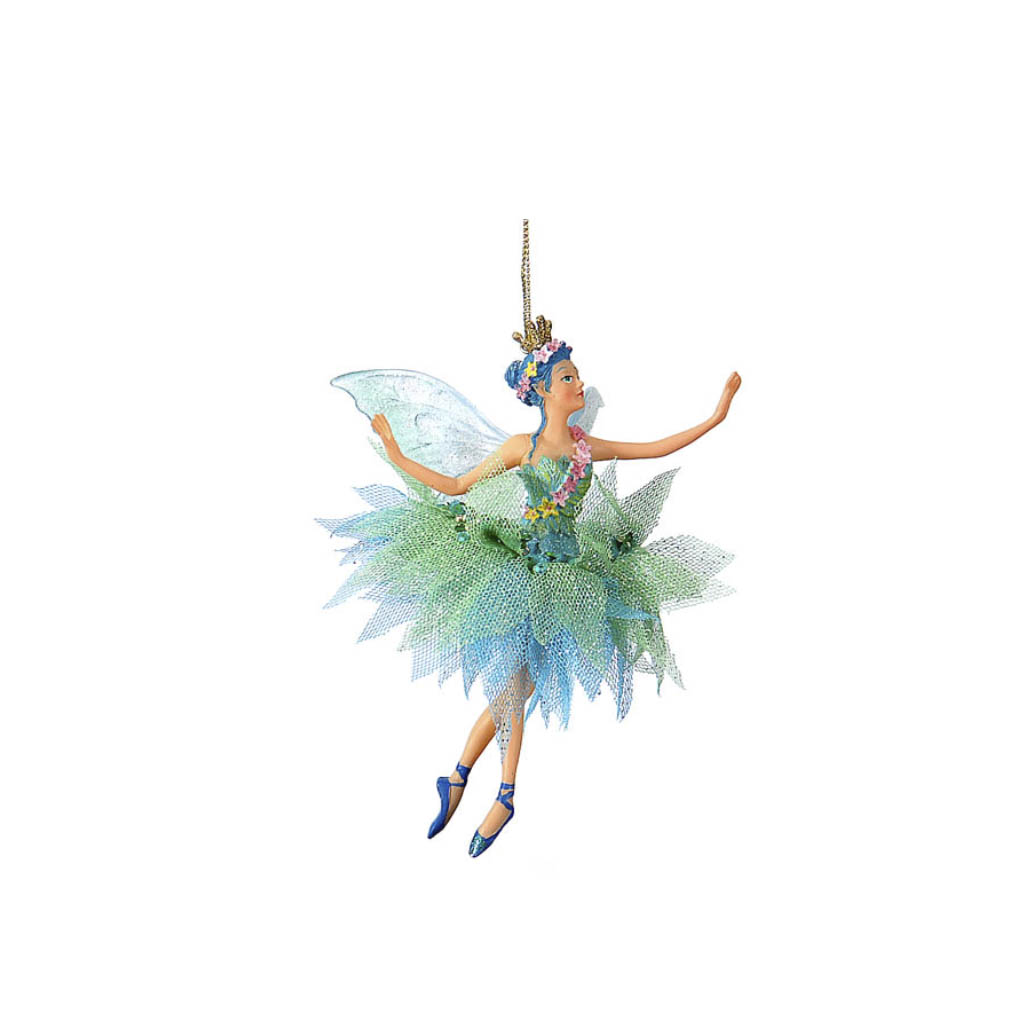 Fata in resina con ali trasparenti, corona dorata, fiori nei capelli e gonna a petali di tulle verde e azzurro, in posa di danza con le punte blu
