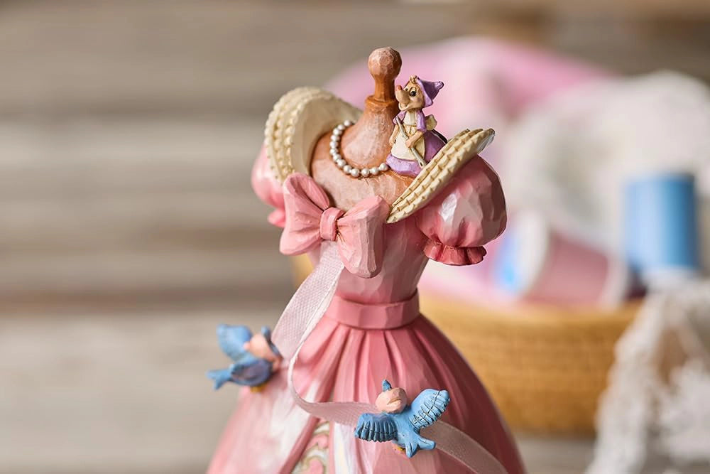 dettaglio vestito cenerentola dipinto a mano