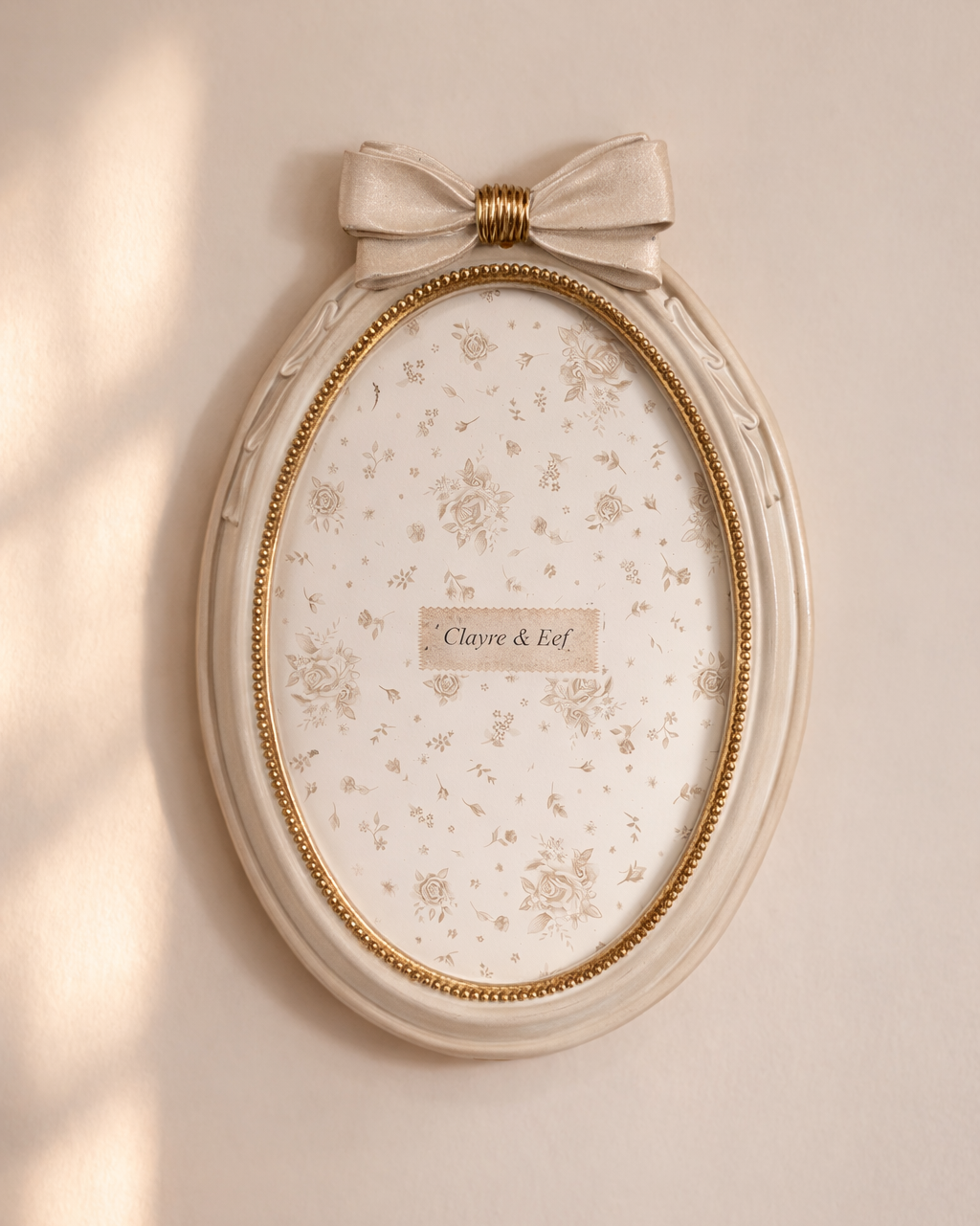 cornice ovale stile shabby beige con fiocco centrale