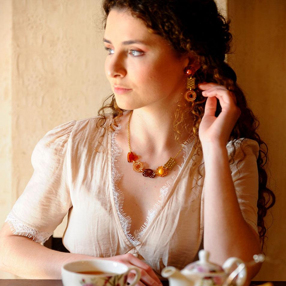 collana artigianale biscotti indossata