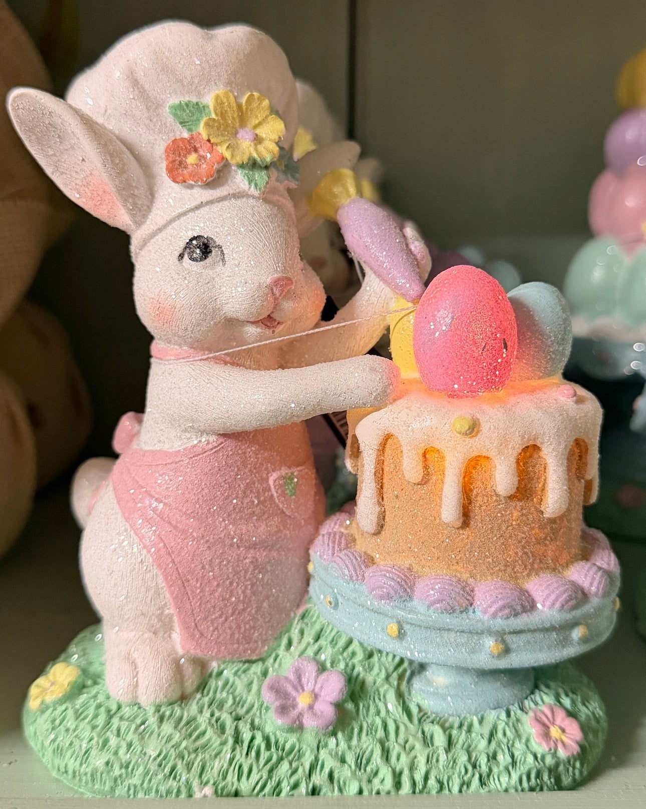 coniglietto pasticcere con uovo che s'illumina