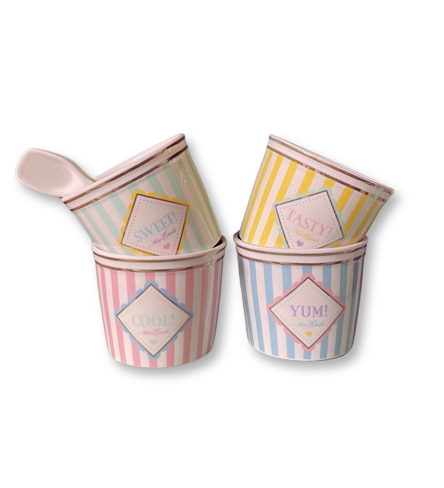quattro coppette gelato colorate con cucchiaini