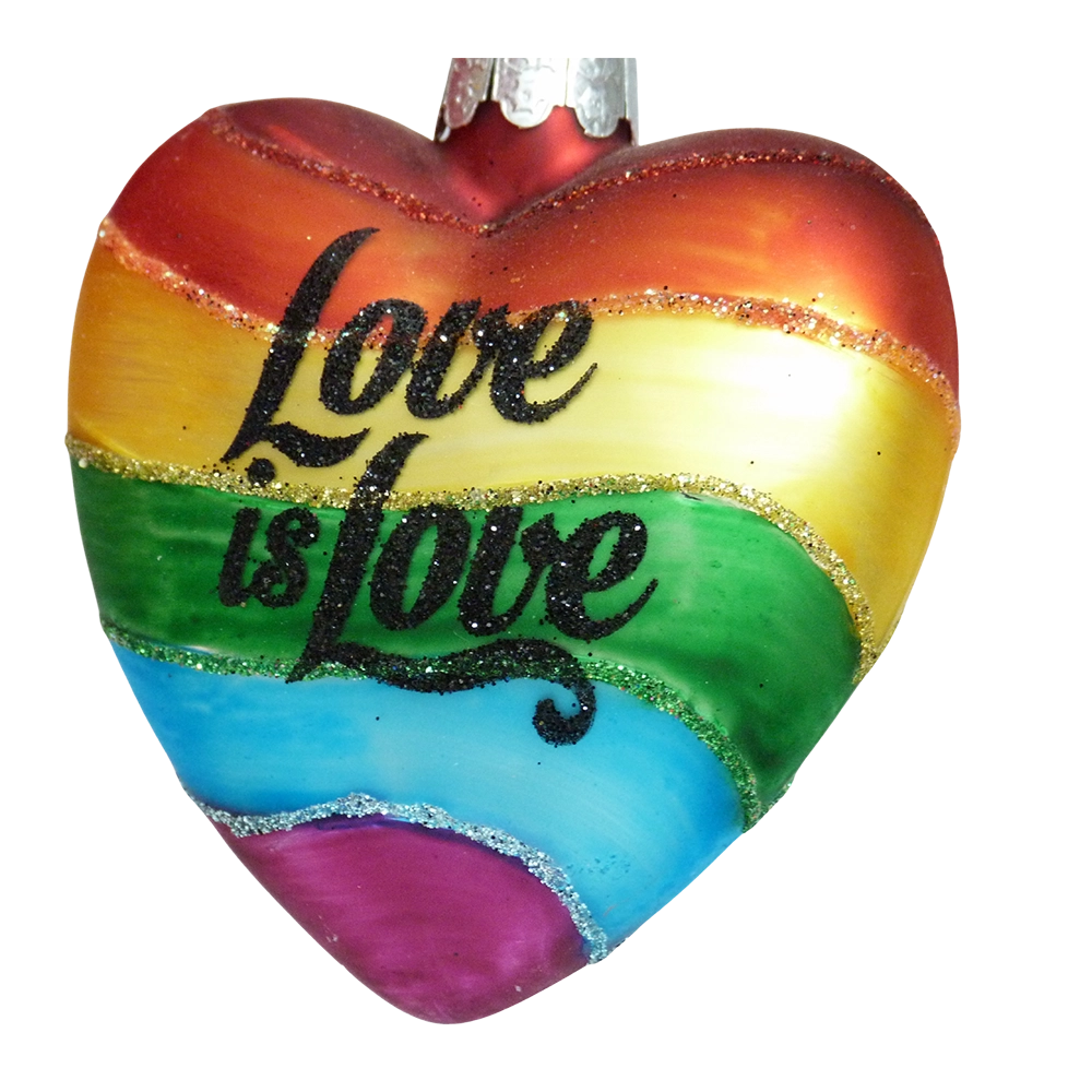 Addobbo di vetro a forma di cuore con strisce arcobaleno e la scritta Love is Love, dettaglio
