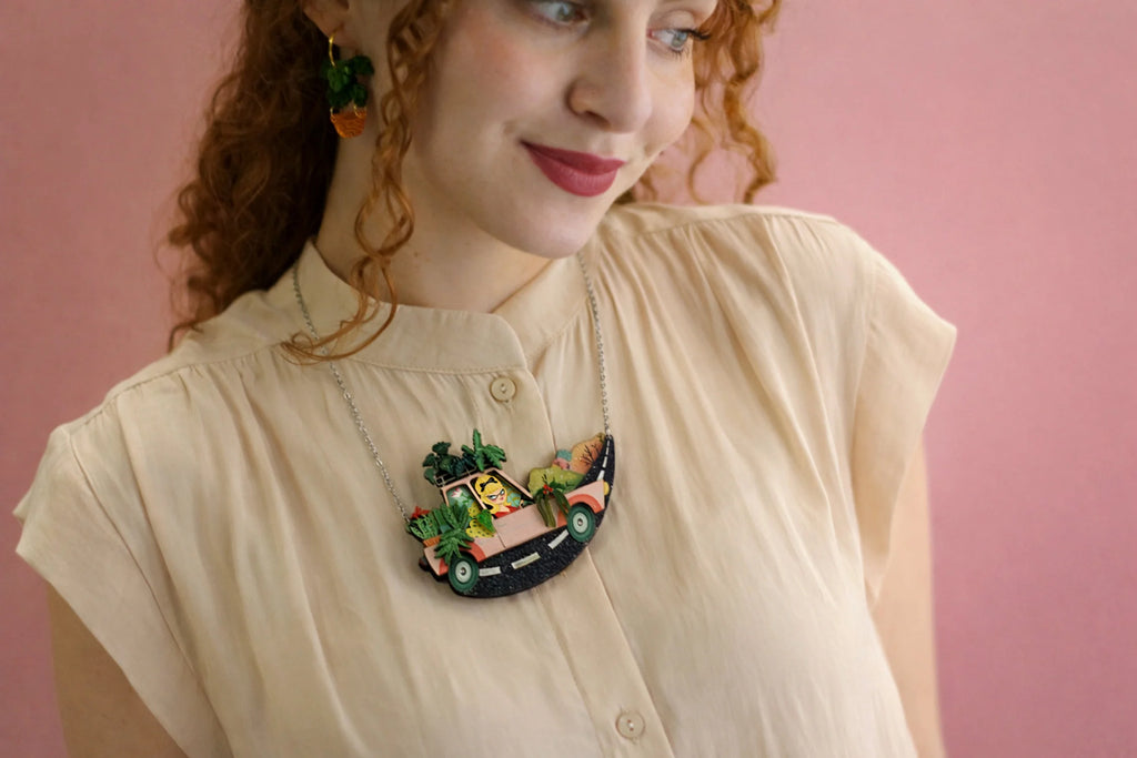 collana indossata auto rosa vintage amante piante