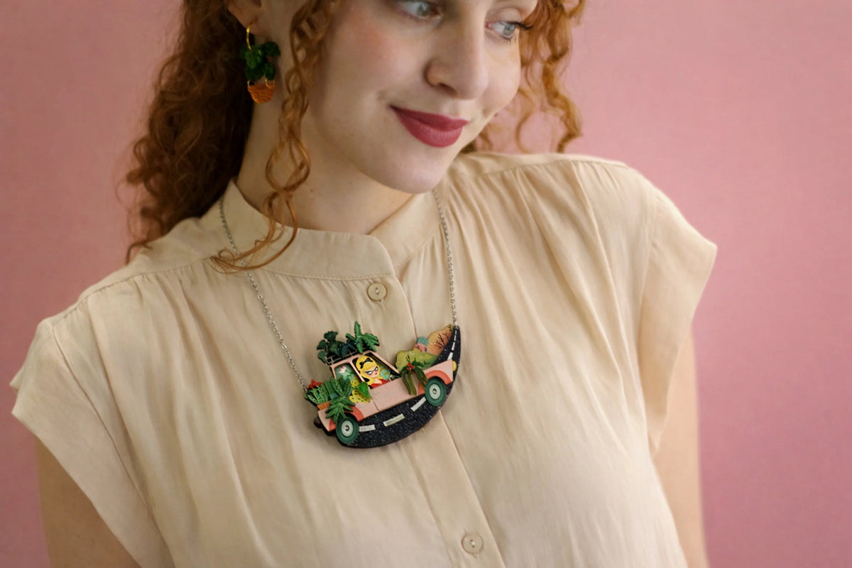 collana indossata auto rosa vintage amante piante