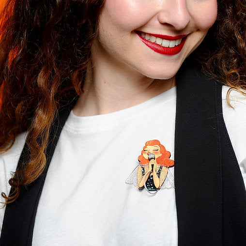 dettaglio spilla indossata su gilet