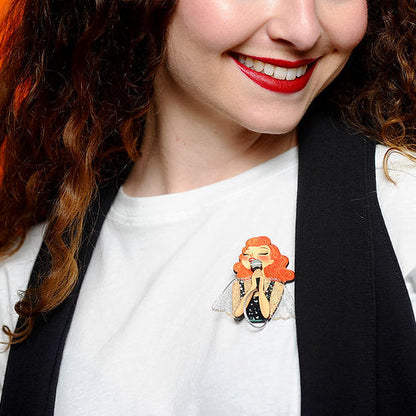 dettaglio spilla indossata su gilet