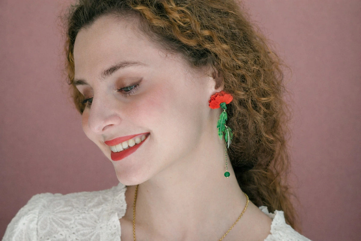 orecchini garofano rosso laliblue indossati