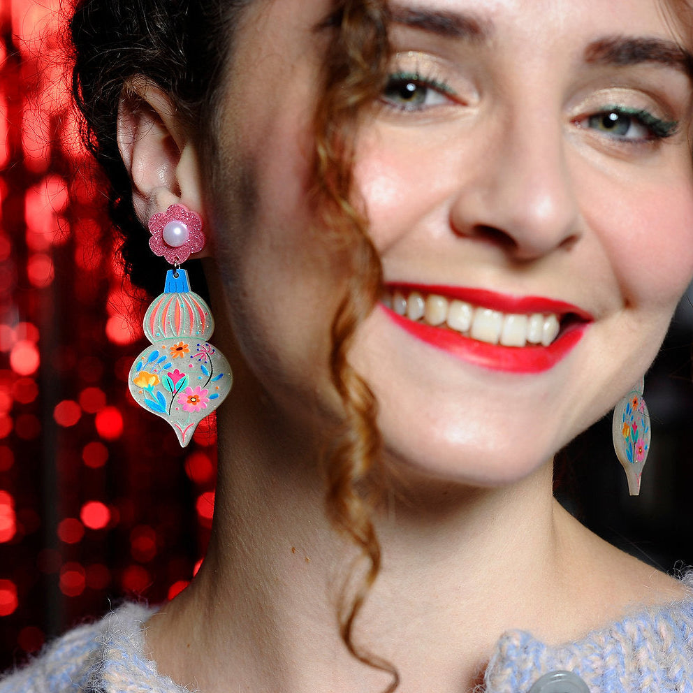 orecchino ornamento natalizio con fiori madreperla idea regalo