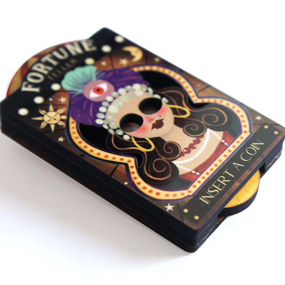 dettaglio spilla in legno maga indovina