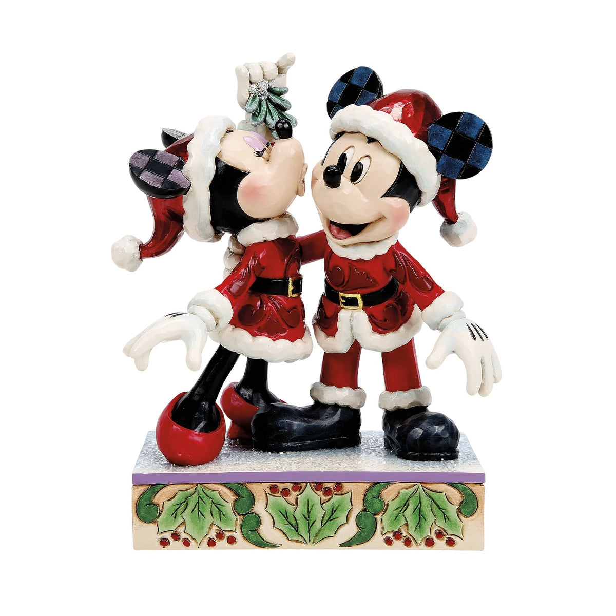 Statuina di Topolino e Minnie vestiti da Babbo e Mamma Natale: Minni solleva un rametto di vischio con piccoli cristalli e bacia Topolino sulla guancia, su base con foglie di agrifoglio e bacche rosse