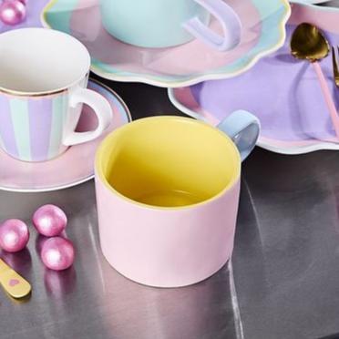 tazza da tè rosa interno giallo