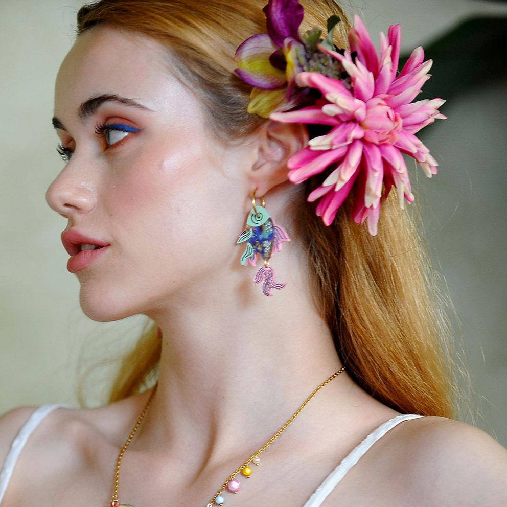 orecchino pesce blu rosa