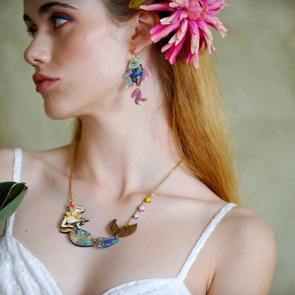 orecchini estivi pesce indossati