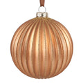 Pallina di Natale in vetro bronzo opaco con coste verticali e righe di glitter oro, con nastro marrone, da appendere all’albero