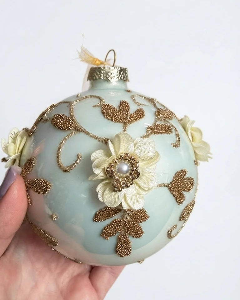 palla natalizia da appendere bianca fiori oro