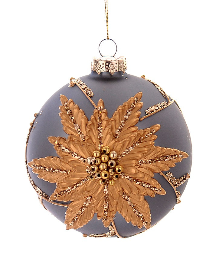 Palla di vetro grigio-azzurro opaca con grande fiore dorato in rilievo, simile a una stella di Natale, con perline dorate al centro e rametti glitterati oro, cappuccio argento e filo dorato