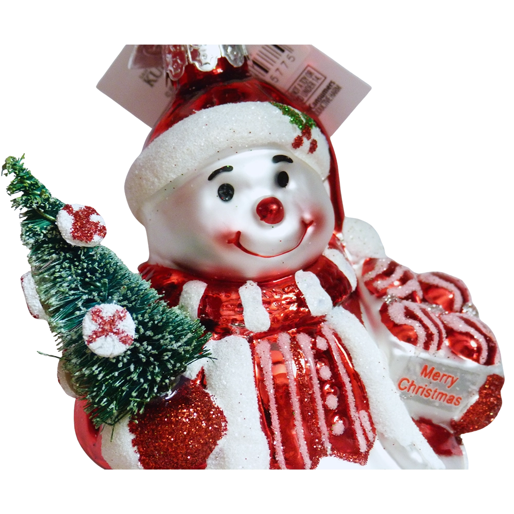 Viso sorridente del pupazzo di neve con cappello rosso bordato di bianco con agrifoglio, alberello verde e pacchetto di caramelle