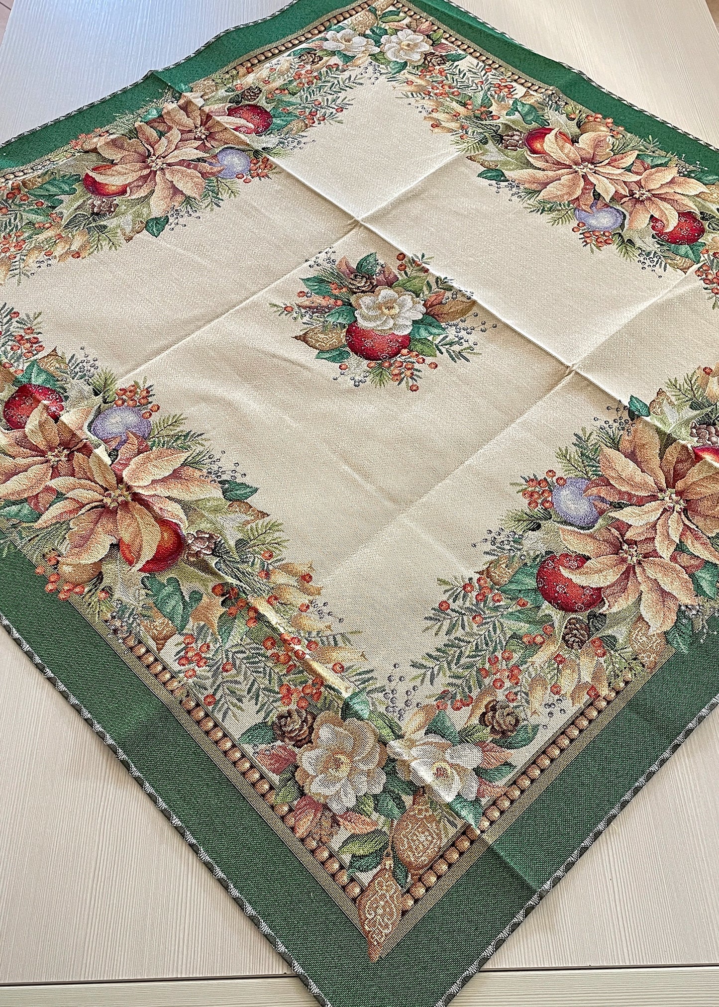 centrotavola gobelin natalizio con poinsettie bacche