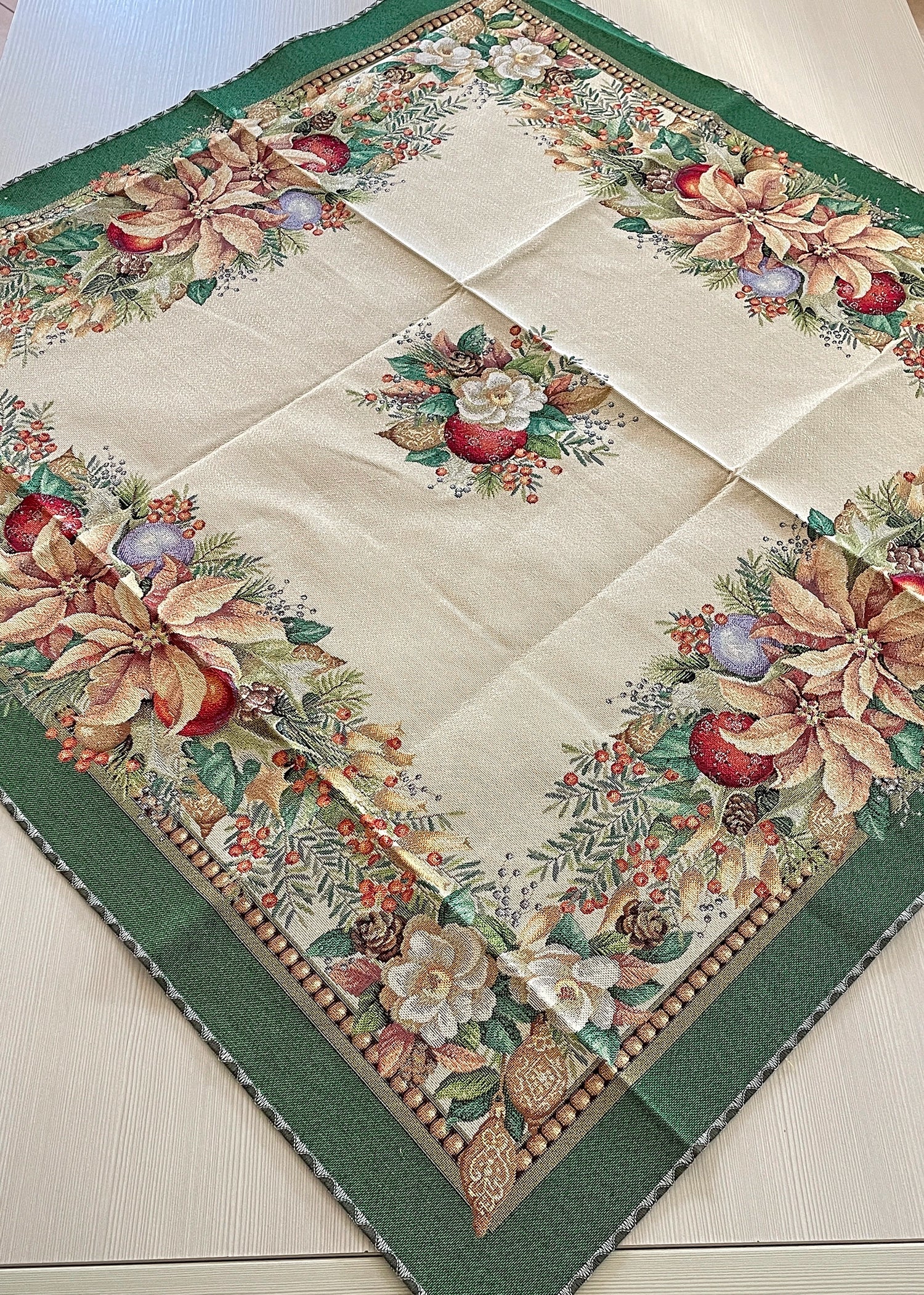 centrotavola gobelin natalizio con poinsettie bacche