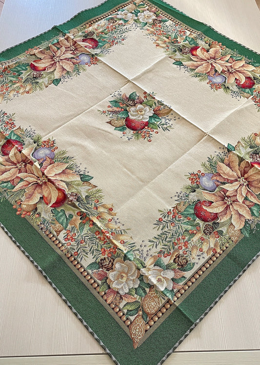 centrotavola gobelin natalizio con poinsettie bacche