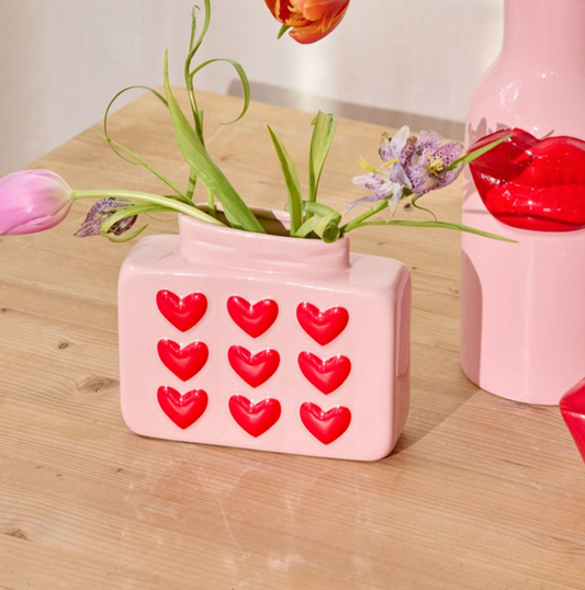 vaso rettangolare rosa con cuori rossi