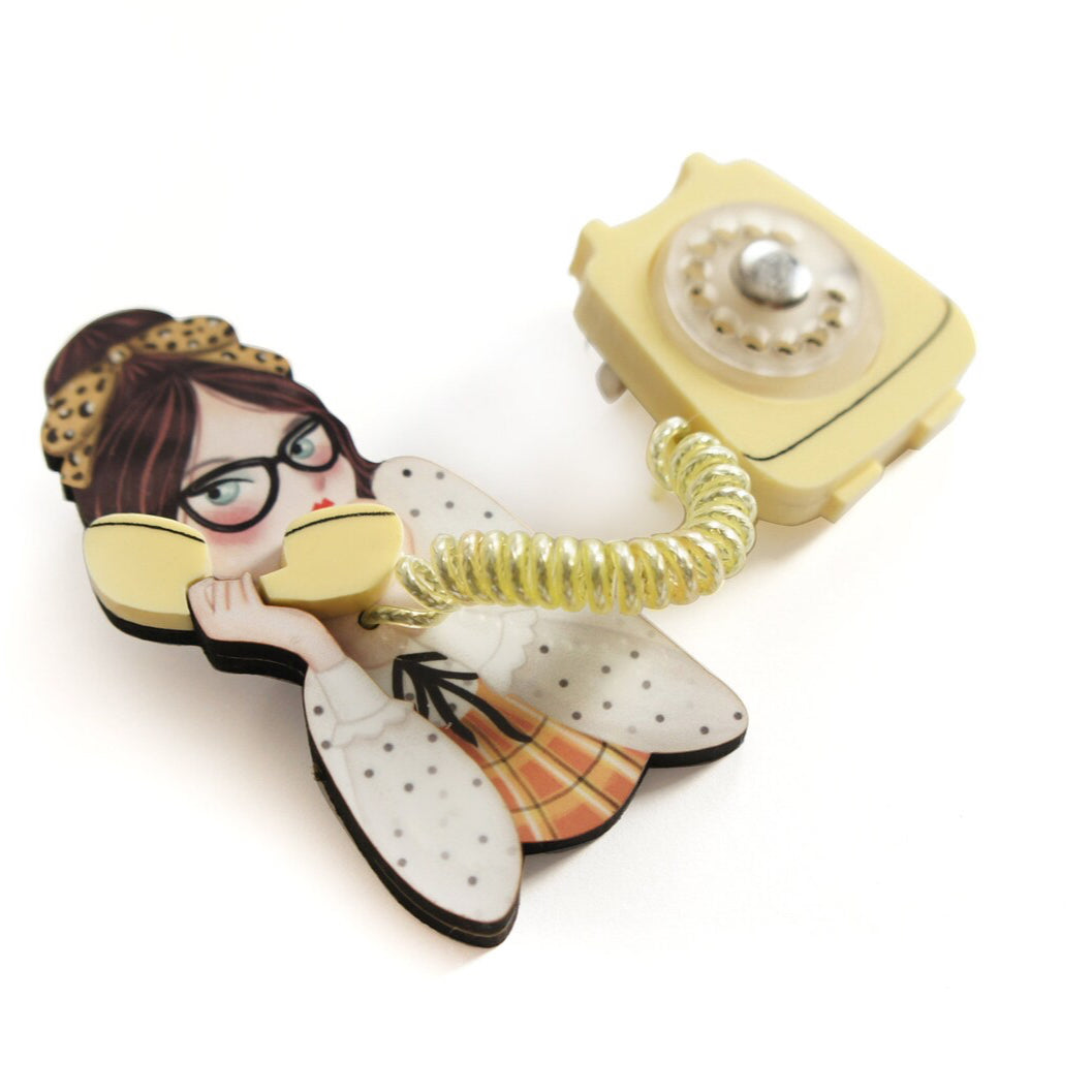 ragazza al telefono spilla vintage