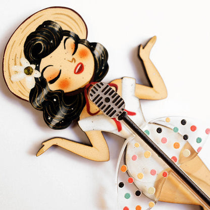 dettaglio spilla pin up artigianale grafica vintage