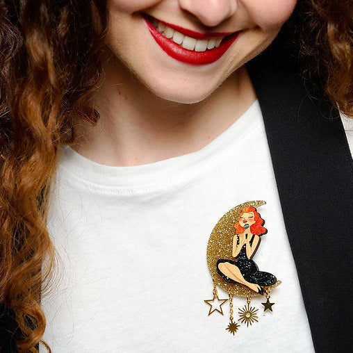 spilla vintage pin up artigianale indossata