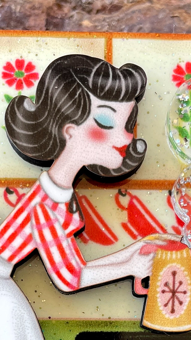 dettaglio di spilla vintage pin up artigianale
