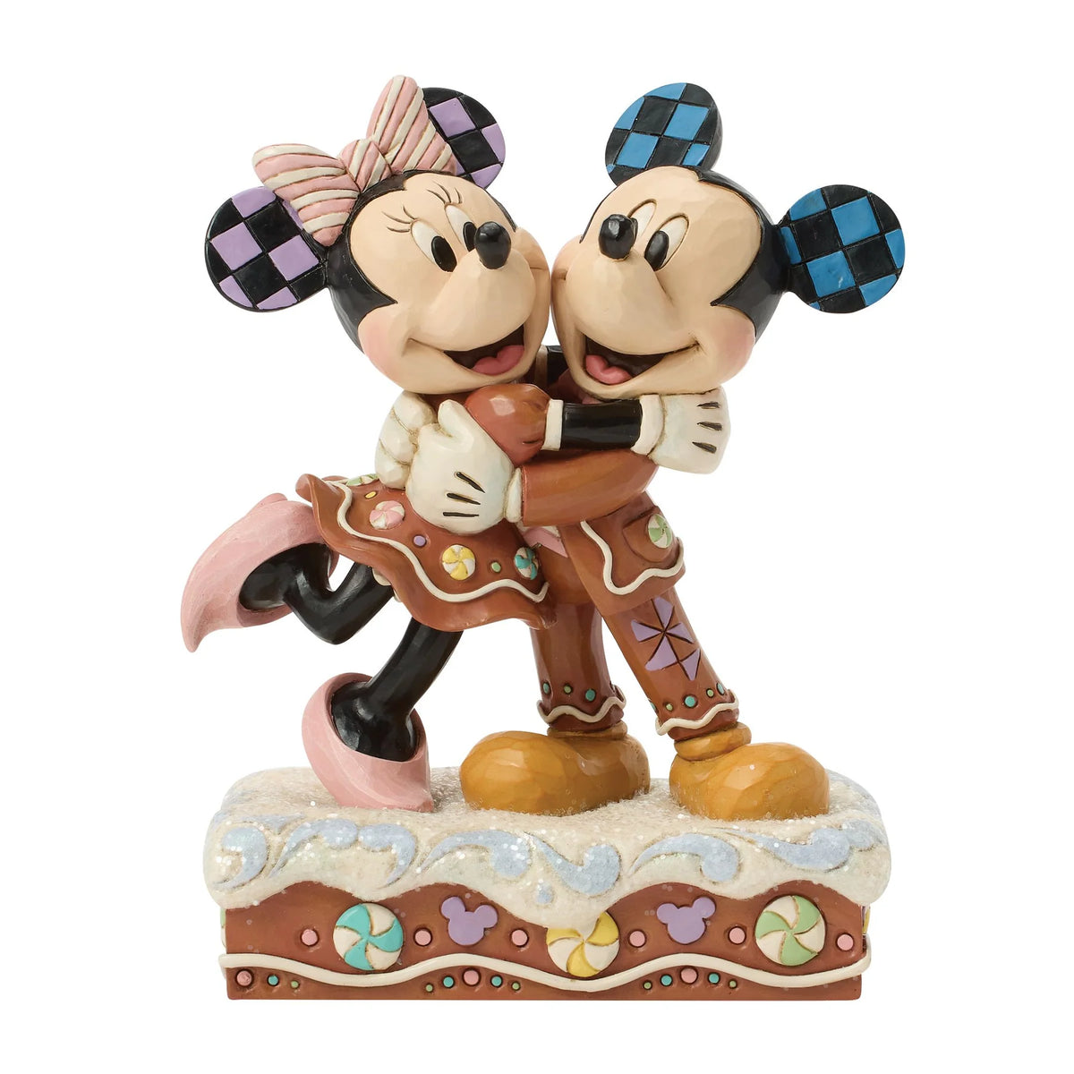 Statuina di Topolino e Minnie abbracciati, vestiti da biscotti di pan di zenzero, con orecchie a scacchi blu e lilla e fiocco rosa a righe, su base di glassa bianca con caramelle pastello