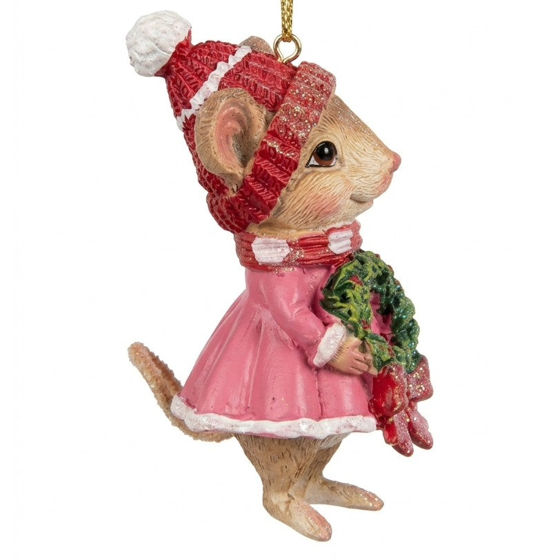 Topina natalizia di profilo con berretto rosso e pompon bianco, cappottino rosa e ghirlanda, addobbo albero di Natale