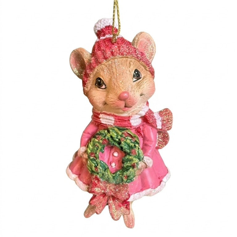 Topina natalizia con cappottino rosa, berretto con pompon e coroncina di agrifoglio, addobbo da appendere all’albero