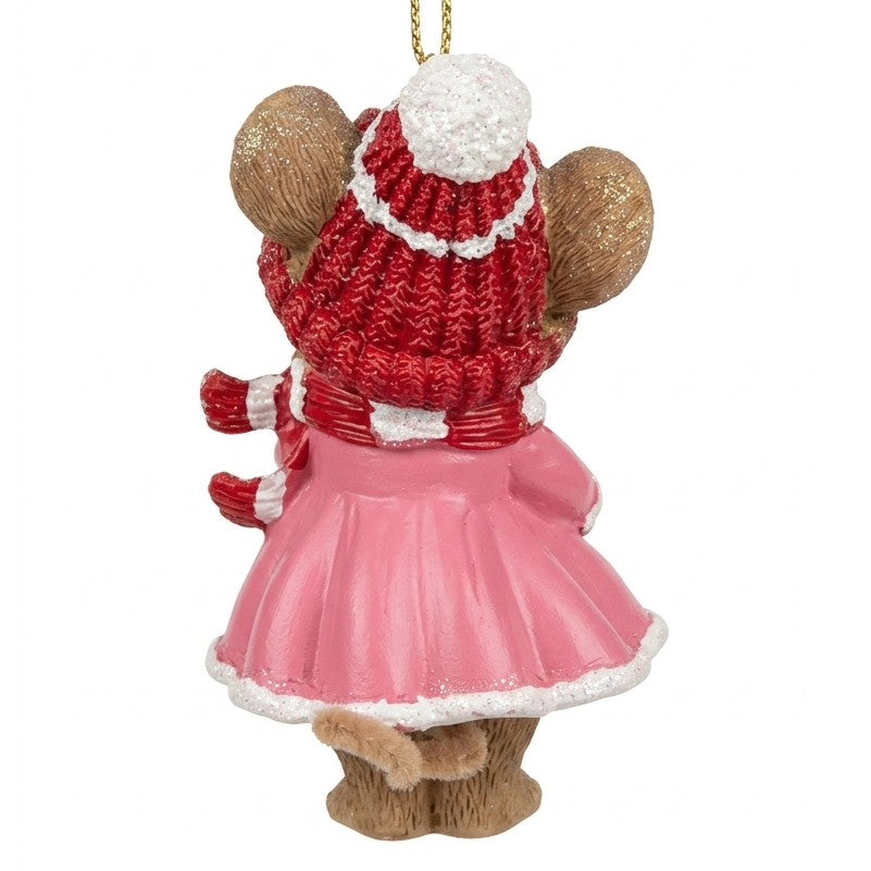 Topina natalizia vista da dietro con berretto in maglia rosso, pompon bianco e cappottino rosa bordato di bianco